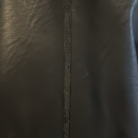 A&F vegan leather jacket

The leather on the back is ripped. - Picture 4 of 4